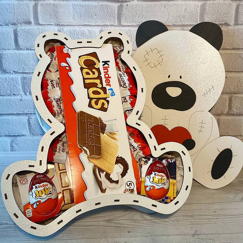 Geburtstagsgeschenk von Kollegen, Geschenk für einen Freund, Geschenk für eine Schwester, Geschenke für Kinder. Große Schachtel mit Teddybär und Süßigkeiten. Ein Geschenk für eine Enkelin zum Geburtstag/ ein Geschenk für einen Enkel zu seinem Geburtstag.